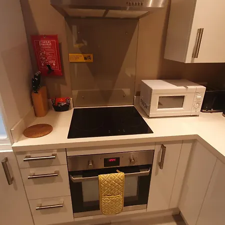 Modern 1-bed Free Parking Near Host, Apartament