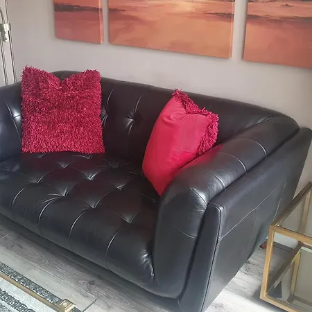 Modern 1-bed Free Parking Near Host, Apartament *