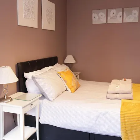 Modern 1 Bedroom Apartment Free Parking Wifi Near City Centre *