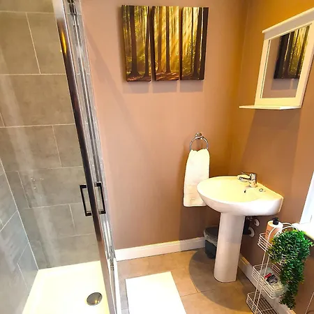 Apartament Modern 1-bed Free Parking Near Host,