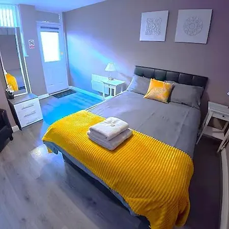 Modern 1 Bedroom Near Host Business Hub Free Parking 아파트 *