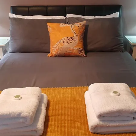 Modern 1-bed Free Parking Near Host, * Leeds (West Yorkshire)