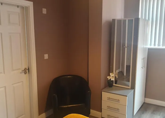 Modern 1 Bedroom Apartment Free Parking Wifi Near City Centre *