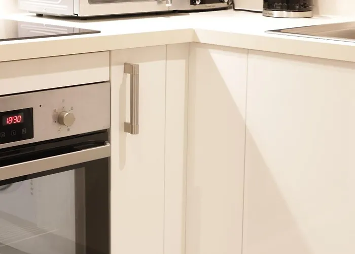 Apartment Modern 1 Bedroom Apartment Free Parking Wifi Near City Centre *