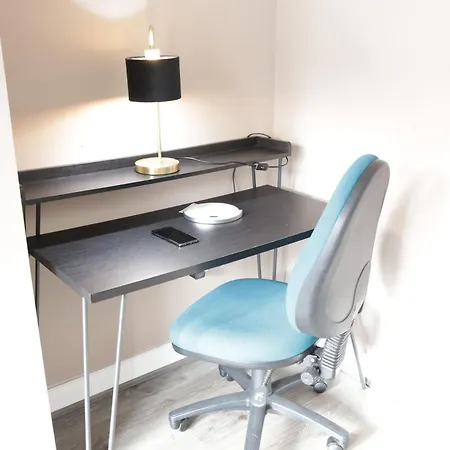 Modern 1 Bedroom Apartment Free Parking Wifi Near City Centre * Leeds (West Yorkshire)