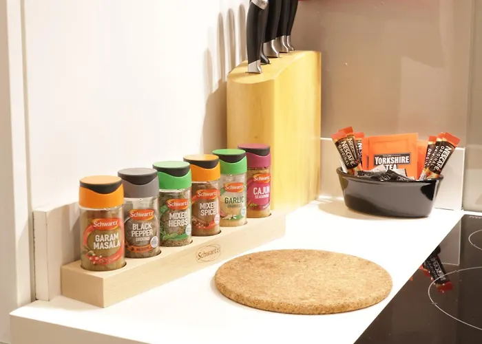 Modern 1 Bedroom Apartment Free Parking Wifi Near City Centre